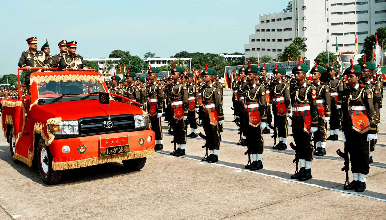 আধুনিক সমরাস্ত্রে সজ্জিত পেশাদার বাহিনী গড়ার প্রতিশ্রুতি সেনাপ্রধানের